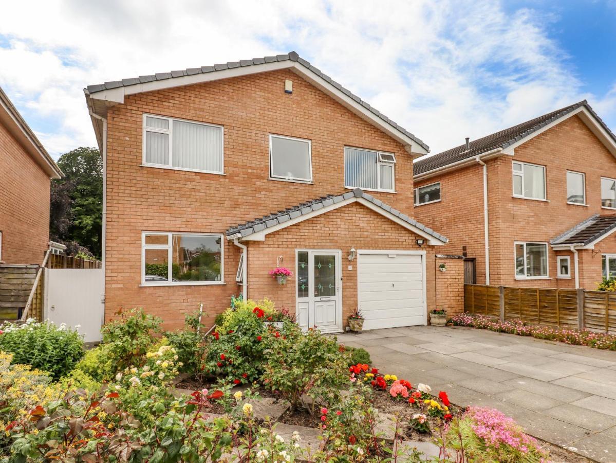 Spring Close Southport Exterior photo